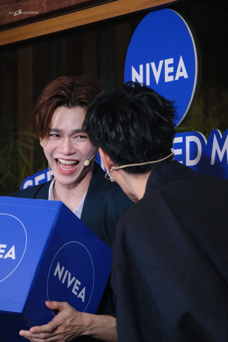 mmyjjpn's tweet photo. "ไม่รู้ว่าต้องโตท่ามกลางหมู่ดอกไม้มากมายขนาดไหนเธอจึงได้ครอบครองรอยยิ้มที่สวยงามขนาดนี้" ภาพนี้น่ารักมากกเป็นรอยยิ้มและเสียงหัวเราะให้กันㅠㅠㅠㅠㅠㅠㅠㅠ

JUNIORMARK NIVEA MICELLAR

#NIVEAMicellarXJuniorMark
#juniormark #junniorrs #markjrtn
cr:iceonsaturn https://t.co/m4bRVpv94X