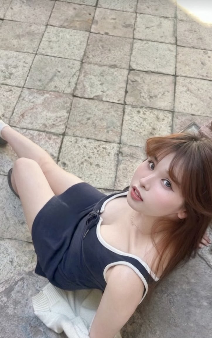 Emmmakkq's tweet photo. 🤠 外國天氣熱到想死☠️唯有戴頂牛仔帽
唔好問我點解影出嚟我隻眼係咁樣🤣 (☀️ 太陽猛到隻眼都撐唔開😶熱到個人經已開始神神哋 🫠✨~)

有冇人想睇我熱到失控嗰陣時會做啲咩? (露出?) pm me
#HongKong #香港學生 #香港 #Pocawsc #Student #polyu #Nursing #HKnursing #polyunursing #香港學生妹 #學生妹 https://t.co/GIkPrOBj7R