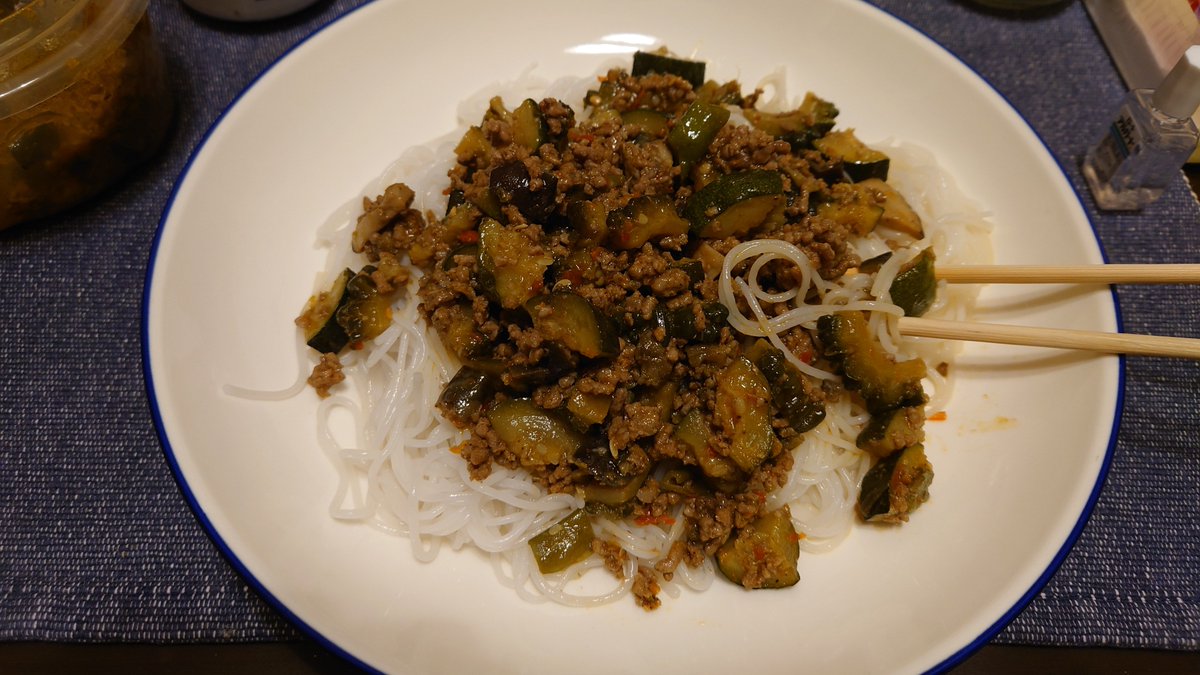 Bergkatze7's tweet photo. 日曜日の昼飯に、作り置きのガパオ炒めをガパオライスにしようと思ったが、ごはんを炊いてなかったので急遽フォーを茹でてこれと共に食す https://t.co/H10ZxoTNI8