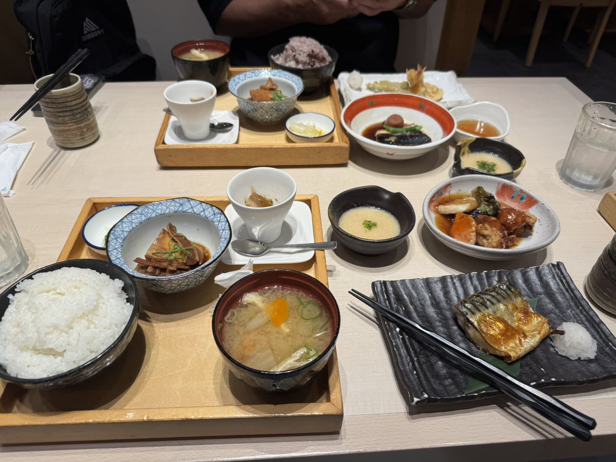 hashisho15's tweet photo. 今日は彼氏とキングダム観に映画へー👩‍❤️‍💋‍👩
お昼は和食定食🐟
夜はお好み焼き🙌 https://t.co/vQO7PZl0dU