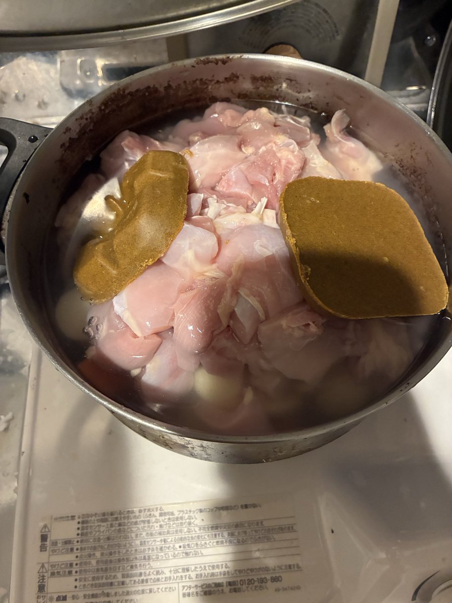 ta68402's tweet photo. 簡単！！カレーの作り方
鍋にカレーの具カット野菜、鶏胸肉、カレールー、水を入れて（全て適量）火にかけていい感じになったら完成
※野菜を肉も種類はなんでもいいですカレールーが入っていればカレーになります
※黙ってカレールーを入れていれば全てカレーになります。 https://t.co/5SyBDJQVwN
