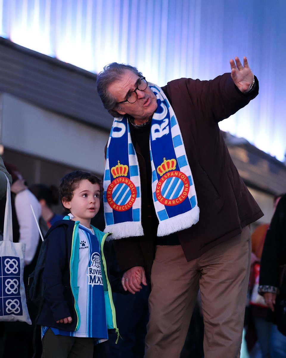 RCDEspanyol's tweet photo. Gràcies per inculcar-nos aquest sentiment.

Feliç dia a tots els avis i àvies 🤍💙 https://t.co/lltzysX8R5