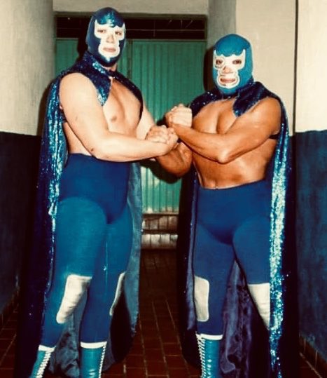 LuchaLibreYYa's tweet photo. #EnUnDíaComoHoy pero de 1985 hacía su debut como luchador profesional el heredero del gran “Manotas” en el Auditorio de Tijuana.

¡Felicidades @BlueDemonjr por estos 41 años de carrera luchística! https://t.co/LIU1r5oCbc