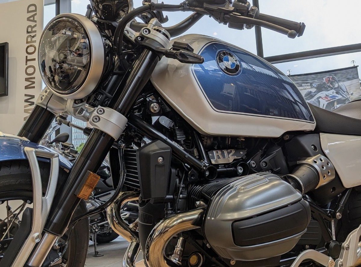 MotorradTokyo_B's tweet photo. 爽やかな色合いのR12ツーリングが、近日試乗車に仲間入りします❣️
クルーズコントロールやヒルスタートアシスト、シフトアシストも装備し、シート高754mmのフレンドリーな一台。
ぜひご体感ください🥰✨
#R12
#MakeLifeARide
#駆けぬける歓び
#MotorradTokyoBay
#体感しよう https://t.co/HxdK9lwOZg