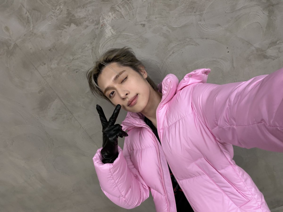 mulkong357251's tweet photo. 이 사진 흑백이라 패딩색 흰색같아 보이는데 알고보면> 핫핑크색패딩 <인거 참좋다 ㅎㅎ https://t.co/zGbxhPaI7N