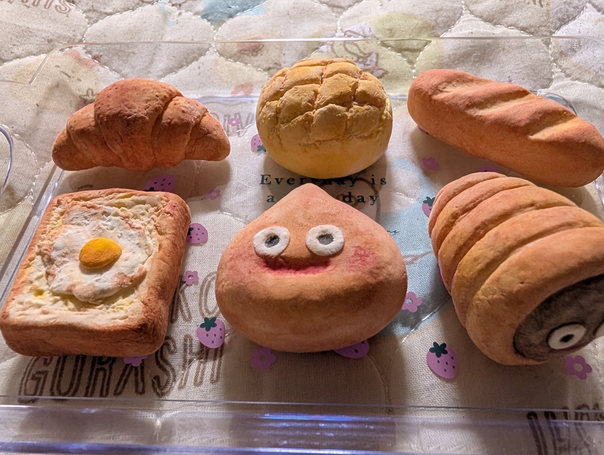 yonbobocchi's tweet photo. 娘が作ってくれた、粘土スライム🍞可愛く美味しそうに出来てる。素晴らしい　＃ドラクエ　#ねんど https://t.co/5InF5OcQdD