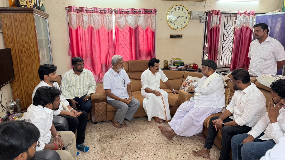 CTR_Nirmalkumar's tweet photo. இன்று இந்திய யூனியன் முஸ்லிம் லீக் கட்சியின் தலைவர் பேராசிரியர் திரு. கே.எம்.காதர் மொகிதீன் அவர்களை மரியாதை நிமித்தமாக அவரது திருச்சி இல்லத்தில் சந்தித்த போது… https://t.co/3CrpdeZST9