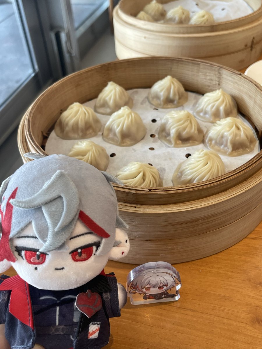 Chen__moo's tweet photo. 雖然沒有抽到互動 哭死😭（其實明天要考試 可能運氣放在明天了？但終於買到一直很想要的娃娃跟飯友了！
（好萌～）今天也遇到很多Hiss 都美潮：D（然後我想說芥末醬你好E）謝謝來找我的各位今天很開心！
祝朔和所有Hiss們可以都可以愉快的度過每一天！
#朔我在漫博 
對了這邊請朔和Hiss們吃鼎泰豐😋 https://t.co/R5IpevGslu