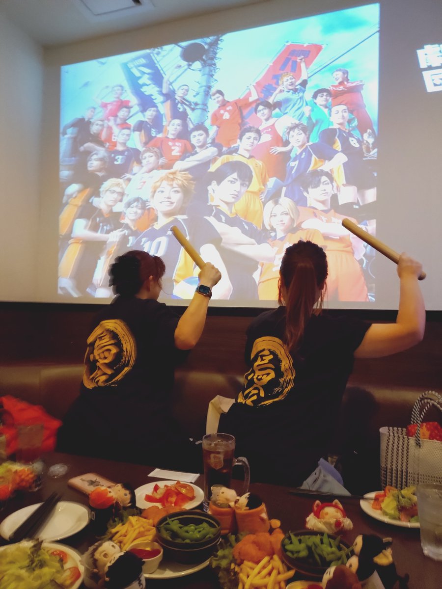 namahageBBA's tweet photo. 本日劇キュー鑑賞会、２回目の参加をさせていただきました👏🥳
今回は全景verと言うことで
あっちもこっちも見るとこありすぎて目ん玉いくつあっても足りない‼️😂
そして烏野大太鼓のお二人、持参した麺棒をバチのかわりにカッコよくキメポーズ✨️
背中の烏合がめちゃめちゃカッコよかったよー♥ https://t.co/0jV26wCn4z