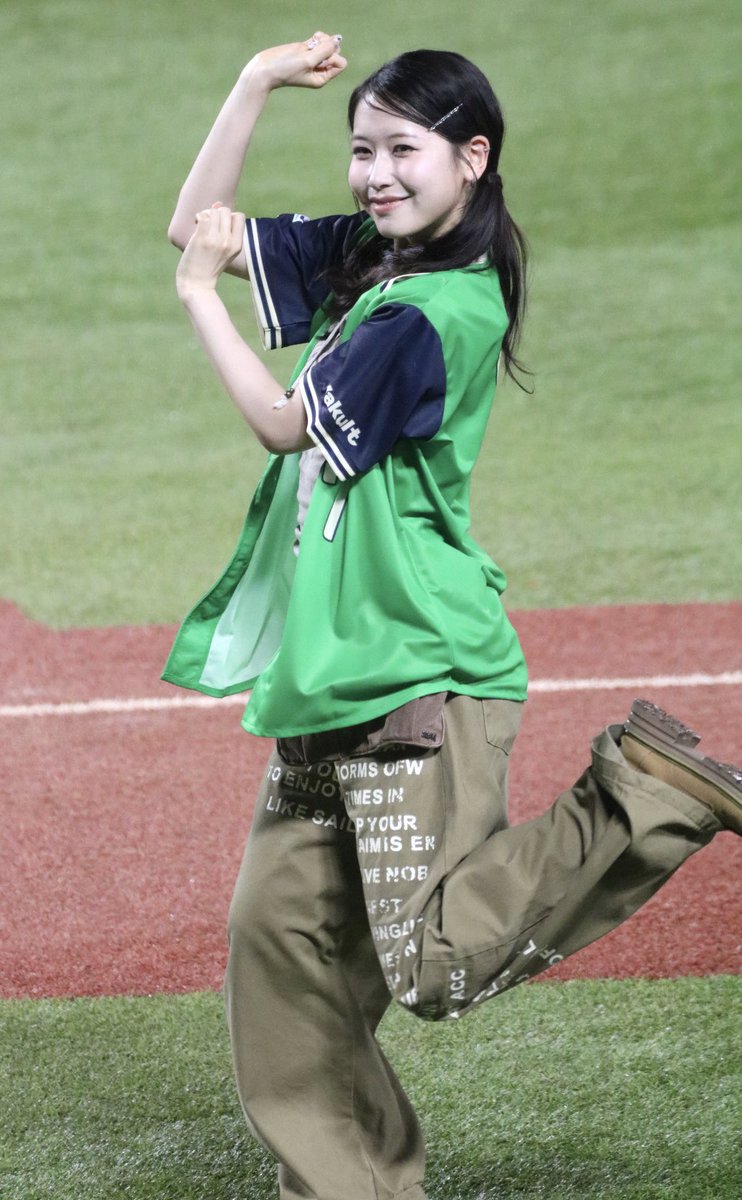 iwatatsuro's tweet photo. MOMONAのキャッツアイが良すぎたからいっぱい載せる
#swallows #ME_I #MOMONA #笠原桃奈 https://t.co/1weWFYuZPb