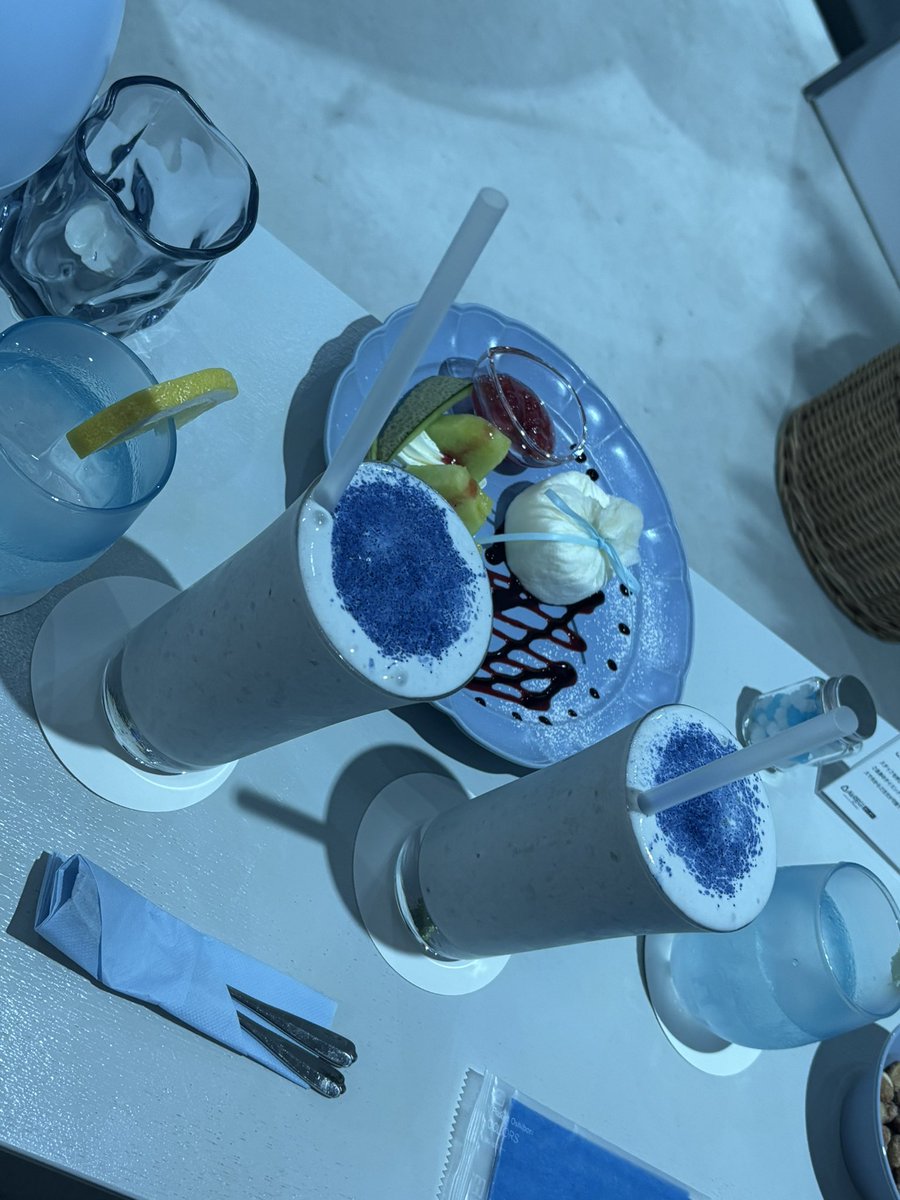 richanosukeee96's tweet photo. 青色のカフェ行ってきた⸜︎🩵💙🩵⸝
この飲み物の味はなーーーーーんだっっっ❕ https://t.co/w50Db3W6G3