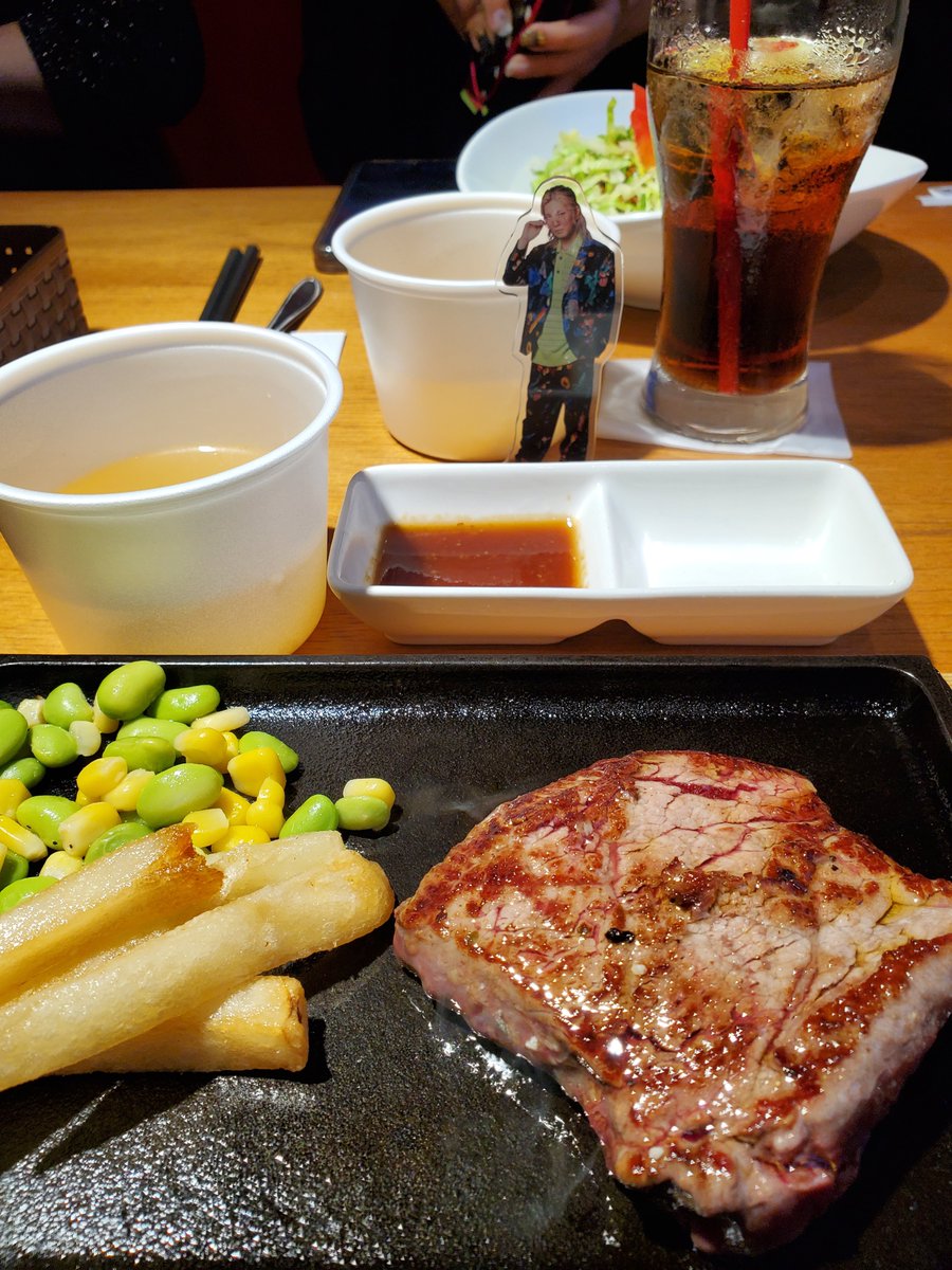 meesooya's tweet photo. そして夜は安里くんが作った飯を食う会(意味がわからん🤣)。
厨房で飯を作る姿が馴染みすぎてておもろいような複雑なようなww
たいへん美味しかったです🥩 https://t.co/m30Qp3Pq65