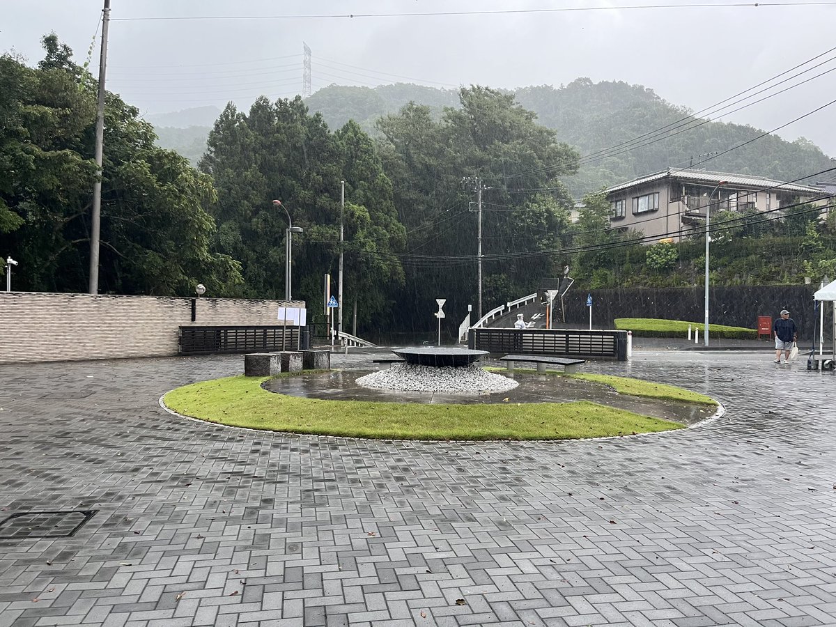 gwangpee's tweet photo. 相模原事件から十年。献花したらすぐに大雨が降ってきました。屋根の下に入れば雨宿りはできますが、差別や偏見、優生思想から逃れる場所はまだありません。せめて天の国だけは、誰も踏み躙られない場所であると信じています。永遠の安息を願って。 https://t.co/5tgeOqLFfU