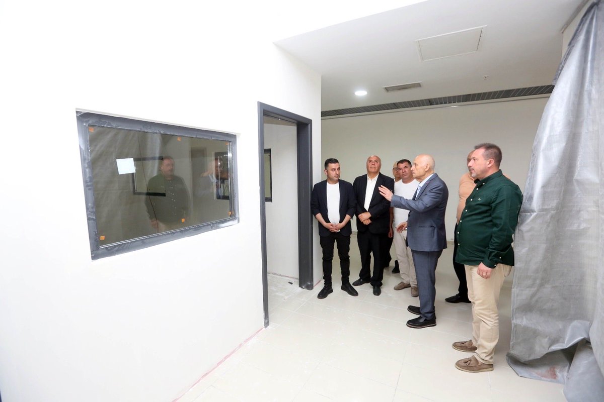 fethiyasar's tweet photo. Tüm vatandaşlarımıza mutlu ve sağlıklı bir pazar günü diliyorum. Batıkent Ek Hizmet Binamızda devam eden tadilat ve iyileştirme çalışmalarını yerinde inceledim.

Ders çalışma ortamı bulamayan çocuklarımız, sınavlara hazırlanan gençlerimiz ve okuma sevdalısı Yenimahallelilerin yoğun ilgi gösterdiği Yaşar Kemal Kütüphanemizi, sadece hobi kursları olmayan, aynı zamanda meslek edindirme kursları olan, her yıl binlerce vatandaşımızın eğitim alarak, meslek öğrenme ve kendini geliştirme şansı yakaladığı Meslek Edindirme ve Hobi Kursları Merkezimizi, güçlü demokrasinin olmazsa olmazlarından olan sivil toplum kuruluşlarına sağladığımız alanları baştan aşağıya, en modern şekilde yeniliyoruz. 
İdari birimlerimizde de iyileştirme çalışmaları yapıyoruz.

Yenimahalleli hemşerilerim her şeyin en iyisine layıktır. Yenimahallemize hayırlı olsun.