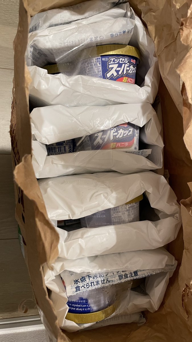 spnagi's tweet photo. Amazonでアイス売ってるのを知り、最近雨続きだったので買ってみたら大変なことになった。
ドライアイスがしっかりと入ってるのはいいんだけど、処分に困る…
アイスの二、三倍の量のドライアイス入ってる。
買うなら5個程度がいいです
ちゃんと冷えてるのはいいことだけど、ほんと大変なことになった https://t.co/xOvxUCGlQD