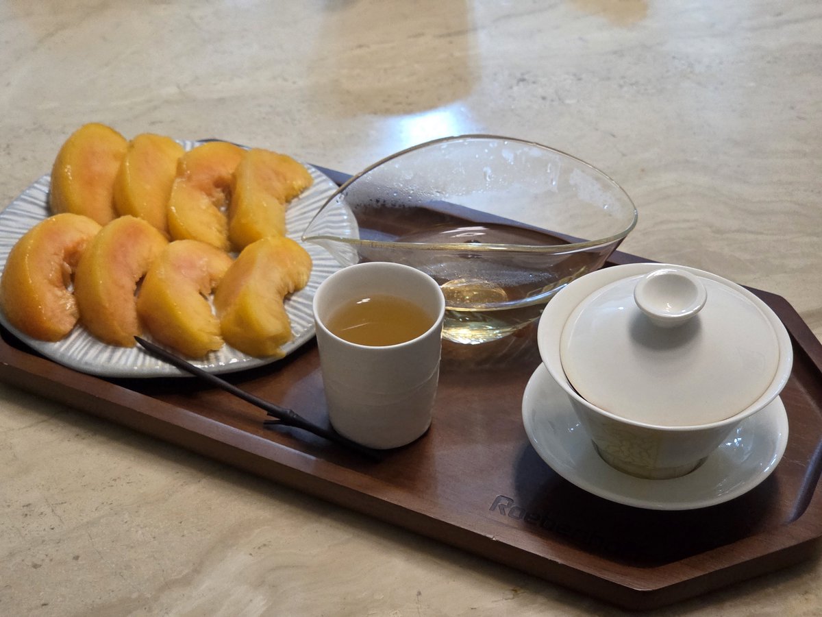Htown_worker's tweet photo. 루피시아의 모모우롱과 복숭아...🍵🍑
??: 복숭아 먹을 줄 알아?

#미궁_밖의_티타임 https://t.co/NQL5M8WiuM