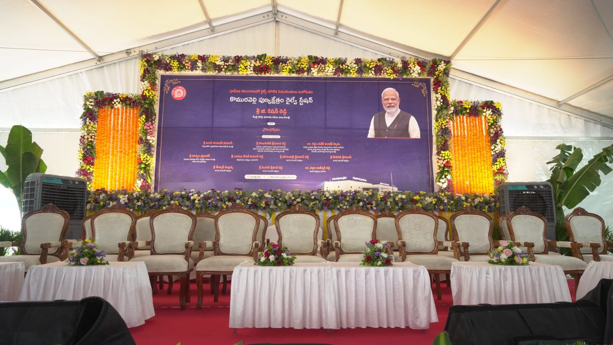 StnsofTelangana's tweet photo. Glimpses of the arrangements from the Komuravelli Punyakshetram Railway Station on the occasion of its inauguration by Hon'ble Union Minister Shri @kishanreddybjp
A monumental step forward in strengthening rural rail infrastructure and enhancing connectivity for devotees and locals in Telangana.  

#RailInfra4Telangana #Komuravelli #KomuravelliPunyakshetram

@RailMinIndia
@AshwiniVaishnaw
@PIBHyderabad
@bandisanjay_bjp
@airnews_hyd
@DDNewslive
@drmhyb