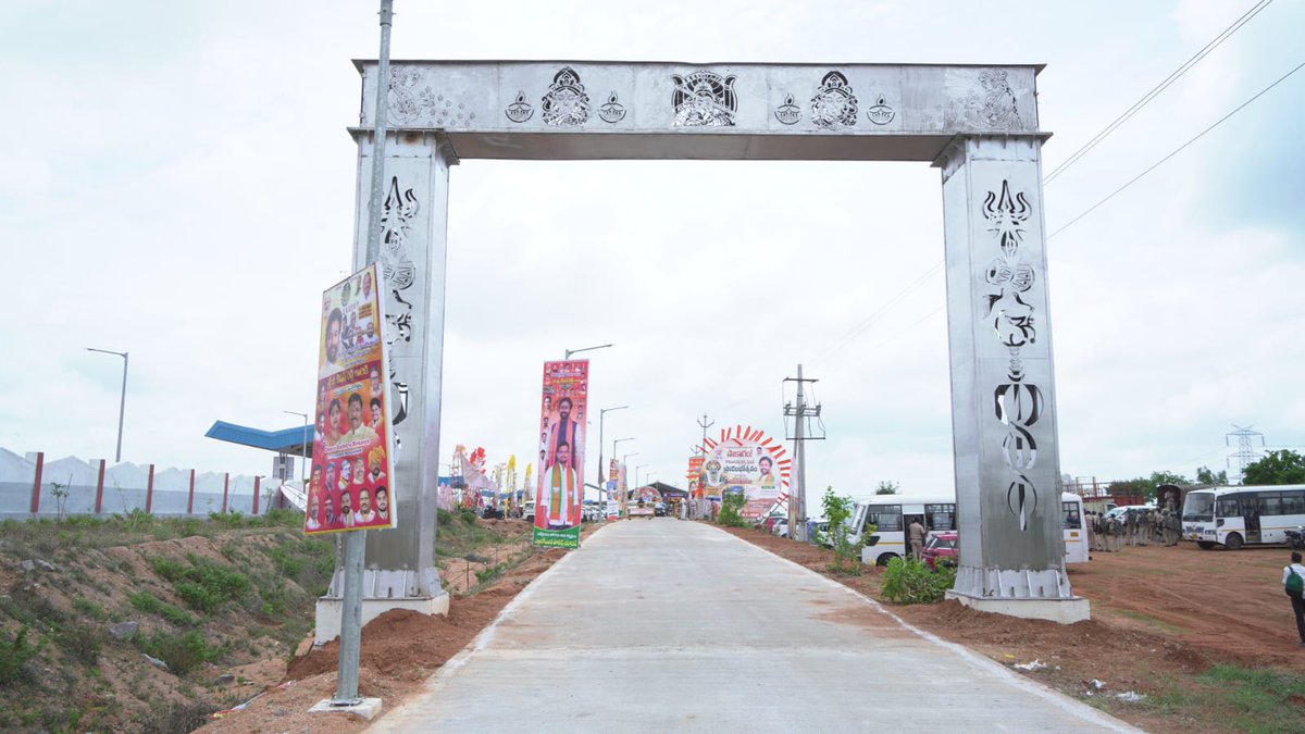 StnsofTelangana's tweet photo. Glimpses of the arrangements from the Komuravelli Punyakshetram Railway Station on the occasion of its inauguration by Hon'ble Union Minister Shri @kishanreddybjp
A monumental step forward in strengthening rural rail infrastructure and enhancing connectivity for devotees and locals in Telangana.  

#RailInfra4Telangana #Komuravelli #KomuravelliPunyakshetram

@RailMinIndia
@AshwiniVaishnaw
@PIBHyderabad
@bandisanjay_bjp
@airnews_hyd
@DDNewslive
@drmhyb
