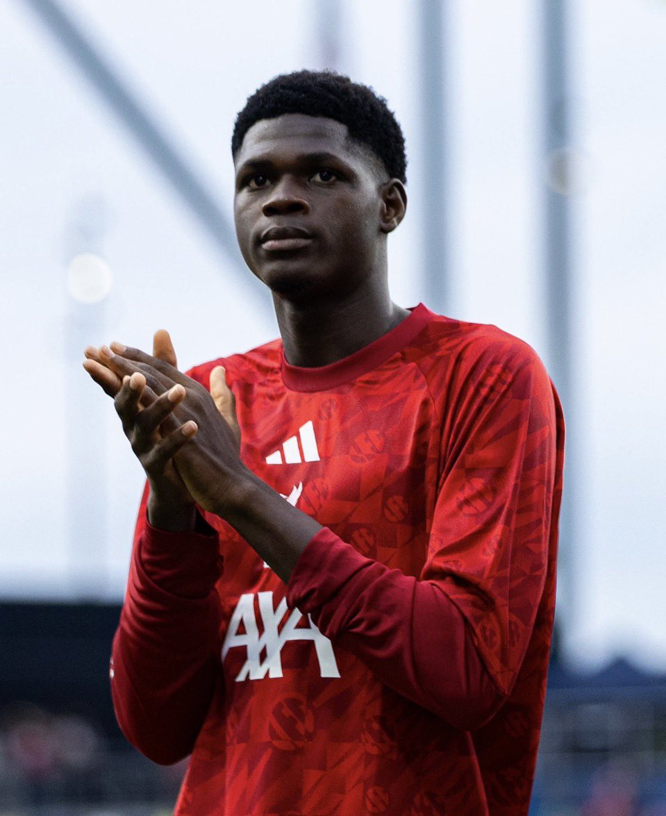 CherifSadio's tweet photo. Quel plaisir de voir Mor Ndiaye confirmer son talent à Liverpool. Il démontre qu’un jeune joueur peut quitter le football local sénégalais sans avoir évolué en première division et réussir à intégrer le très haut niveau européen. C’est une belle leçon pour tous les recruteurs et observateurs qui pensent que le talent ne peut éclore qu’après un passage dans l’élite nationale.

Il lui reste encore du travail dans certains aspects de son jeu, mais il pourra combler ces lacunes grâce à l’enchaînement des rencontres en Premier League II. Le temps, les minutes de jeu et l’expérience lui permettront de mûrir, de s’imposer progressivement en équipe première et de devenir ce défenseur central moderne que nous imaginions déjà à ses débuts, à une époque où les projecteurs étaient encore éteints.