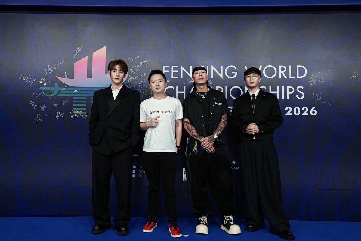startalkent's tweet photo. JACKSON WANG ได้รับการแต่งตั้งเป็น Global Ambassador ทูตกีฬาฟันดาบระดับโลกคนแรก
จาก สหพันธ์ฟันดาบนานาชาติ (FIE)

#FIEAmbassadorJacksonWang #JACKSONWANG

สหพันธ์ฟันดาบนานาชาติ (FIE) ประกาศแต่งตั้ง แจ็คสัน หวัง (Jackson Wang) ศิลปินระดับโลก นักธุรกิจ และอดีตนักกีฬาฟันดาบเยาวชนโอลิมปิก เป็น Global Ambassador (ทูตระดับโลก) คนแรกขององค์กร

ก่อนเข้าสู่วงการบันเทิง แจ็คสันเคยเป็นนักกีฬาฟันดาบทีมชาติฮ่องกง โดยสร้างประวัติศาสตร์คว้าเหรียญทองประเภทเซเบอร์ชายในการแข่งขันฟันดาบเยาวชนชิงแชมป์เอเชีย ซึ่งเป็นเหรียญทองแรกของฮ่องกงในรายการนี้ นอกจากนี้เขายังคว้าแชมป์ระดับประเทศหลายรายการ และเคยรั้งอันดับ 1 ของเอเชียในประเภทเซเบอร์ชาย รุ่นอายุไม่เกิน 17 ปี อีกทั้งยังอยู่บนเส้นทางการคัดเลือกสู่โอลิมปิกลอนดอน แสดงให้เห็นถึงศักยภาพในฐานะนักกีฬาระดับสูง ก่อนตัดสินใจมุ่งสู่เส้นทางดนตรีอย่างเต็มตัว
ปัจจุบันแจ็คสันจะทำหน้าที่เป็น Global Ambassador คนแรกในประวัติศาสตร์ของสหพันธ์ฟันดาบนานาชาติ (FIE) โดยจะเป็นผู้นำในการผลักดันให้กีฬาฟันดาบเป็นที่รู้จักในระดับโลก ก่อนการแข่งขันกีฬาโอลิมปิก ลอสแอนเจลิส 2028 (LA28) เขาจะเป็นตัวแทนของกีฬาฟันดาบในเวทีนานาชาติ ช่วยประชาสัมพันธ์การแข่งขันสำคัญของ FIE และเข้าร่วมกิจกรรมต่าง ๆ ที่เกี่ยวข้องกับโอลิมปิกตลอดเส้นทางสู่ LA28 บทบาทนี้ไม่ได้เป็นเพียงตำแหน่งทูตทั่วไป แต่เป็นการเชื่อมโยงระหว่างกีฬา วัฒนธรรม ศิลปะ และการสืบทอดแรงบันดาลใจ ด้วยความเชื่อร่วมกันว่ากีฬาฟันดาบสามารถสร้างแรงบันดาลใจให้กับคนรุ่นใหม่ทั่วโลกได้

แจ็คสันได้รับการเปิดตัวอย่างเป็นทางการในฐานะ Global Ambassador ระหว่างพิธีลงนามที่ AsiaWorld-Expo ฮ่องกง ซึ่งเป็นสถานที่จัดการแข่งขัน FIE Senior World Championships 2026 ระหว่างวันที่ 22–30 กรกฎาคม ภายในงานแถลงข่าว 

เขากล่าวว่า “แม้ว่าสุดท้ายแล้วผมจะเลือกเดินบนเส้นทางสายดนตรี แต่ฟันดาบก็ยังคงเป็นส่วนหนึ่งของชีวิตผมเสมอ ในฐานะ Global Fencing Ambassador ภารกิจของผมคือการนำพลังแบบเดียวกันนี้กลับมาสู่กีฬาฟันดาบ เพื่อเป็นตัวแทนของนักกีฬาทุกคนบนเส้นทางสู่ LA28 ผมอยากให้คนรุ่นใหม่ทั่วโลกเห็นว่า ไม่ว่าจะเลือกถือดาบเซเบอร์หรือไมโครโฟน คุณก็สามารถเดินตามความฝันของตัวเองได้”

สำหรับเส้นทางนักกีฬาฟันดาบสู่ศิลปินระดับโลก แจ็คสันเติบโตในครอบครัวนักกีฬา โดยบิดาเคยเป็นนักฟันดาบโอลิมปิก 2 สมัย และมารดาเป็นอดีตนักยิมนาสติกทีมชาติจีน เขาเริ่มฝึกฟันดาบประเภทเซเบอร์ตั้งแต่อายุ 10 ปี และเคยเป็นตัวแทนฮ่องกงใน Youth Olympic Games 2010 ที่ประเทศสิงคโปร์ รวมถึงคว้าแชมป์ระดับประเทศและนานาชาติหลายรายการในช่วงวัยรุ่น อีกทั้งยังอยู่ในเส้นทางลุ้นไปแข่งขันโอลิมปิกลอนดอน 2012 ก่อนก้าวสู่การเป็นศิลปินระดับโลก 

ปัจจุบัน แจ็คสันประสบความสำเร็จในระดับนานาชาติทั้งด้านดนตรีและแฟชั่น ด้วยความสามารถในการเชื่อมโยงดนตรี แฟชั่น และวัฒนธรรมของคนรุ่นใหม่ทั่วโลก เขายังคงสร้างนิยามใหม่ของการเป็นศิลปินระดับนานาชาติอย่างต่อเนื่อง