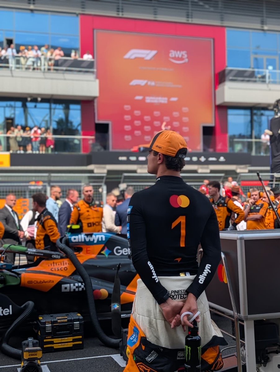 McLarenF1's tweet photo. LN1️⃣

#McLarenF1 | #HungarianGP 🇭🇺 https://t.co/kQsL2hcbNP