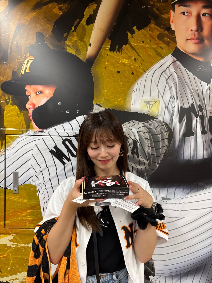 rin_rinrin76's tweet photo. 甲子園⚾️
独特の雰囲気で悔しいまけほー（ ｉ _ ｉ ）
#giants #野球��戦　#伝統の一戦 
#DAZN #DAZNガールズ https://t.co/HVMUBd7Bz4