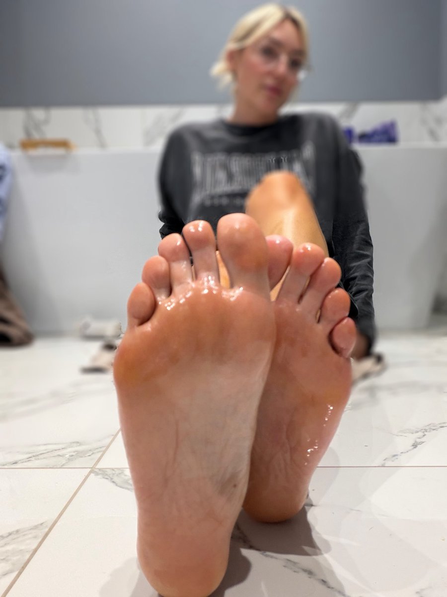 SolessHub's tweet photo. 👣 SUNDAY WORSHIP 👣🙇‍♂️

👣Ladies show off those worship worthy feet👣

👣Post those sexy feet and let's hope they all get worshipped 👅

👣Guys Follow all models and show them the love they deserve ❤️

👣The gorgeous @AtRhiannonsfeet ✨️

Please REPOST + ♥️ https://t.co/4PTrsETYus