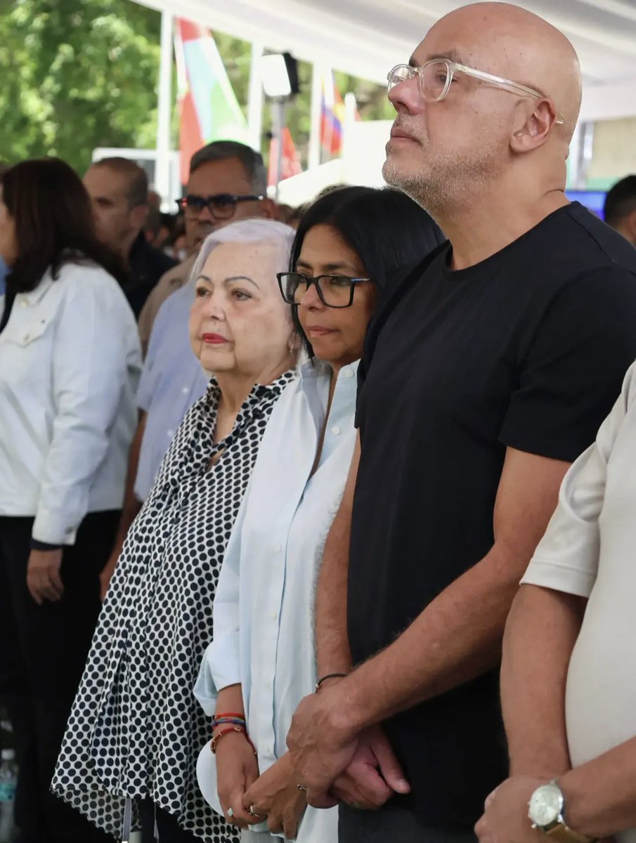 freddyzur's tweet photo. Los hermanos Rodríguez Jorge y Delcy y su madre, la cómplice eterna, en misa por el padre: un delincuente, secuestrador y criminal de oficio.
Ahí están, con cara de viudos de la moral, como si el país no supiera que el mismo ADN que entierran es el que ha secuestrado, torturado y saqueado a Venezuela durante años.
Ni el rezo borra la sangre.
Ni la misa limpia el expediente.
Ni la muerte del padre redime a los hijos. Son la misma mierda con distinto traje. Y el pueblo lo sabe.
#venezuelanoestásola