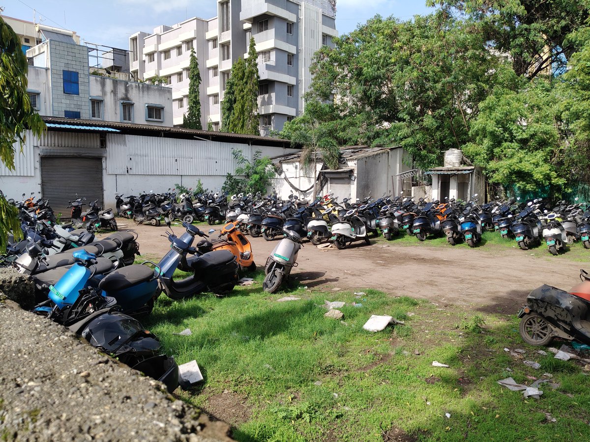 potdar_pankaj's tweet photo. @OlaElectric @MORTHIndia @bhash 2 - They are now asking to buy a new scooter as company stopped producing S1 and giving exchange offer of 40k . Cheating is going on . I saw 500 plus scooter lying at the Hadapsar service center @OlaElectric @bhash @morthindia https://t.co/IZhCECfIgY