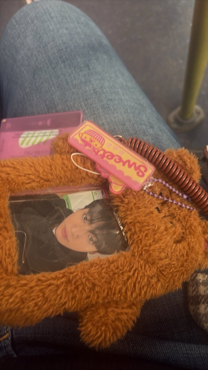 mimilvsbts's tweet photo. Llevando al gordo a q sepa q carajos es la Tristán narvaja y buscar antigüedades x 10 pesos ! https://t.co/OiyF3sUvwH