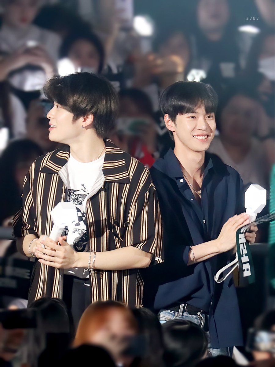 Together_0415's tweet photo. 190726 
엑소 선배님들 콘서트 보러 간 재현이랑 도영이 https://t.co/FbSrKCdi9K