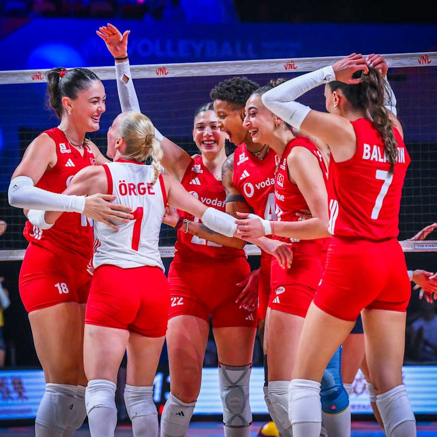 Temmzvolley's tweet photo. 🔥🔥🔥🔥🔥

Filenin Sultanları finalde 2-1 öne geçiyor  🇹🇷26:24🇧🇷 https://t.co/xdRKAMuN5L