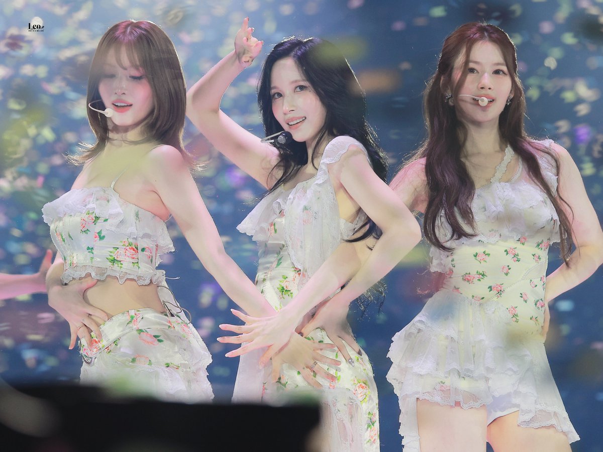 Leo_aaa_'s tweet photo. 260710 THIS IS FOR FINALE
MISAMO 3rd Anniversary🎉

#MINA #미나 #ミナ 
#SANA #사나 #サナ
#모모 #MOMO #モモ
#MISAMO #Confetti https://t.co/K7RPPfLYlp