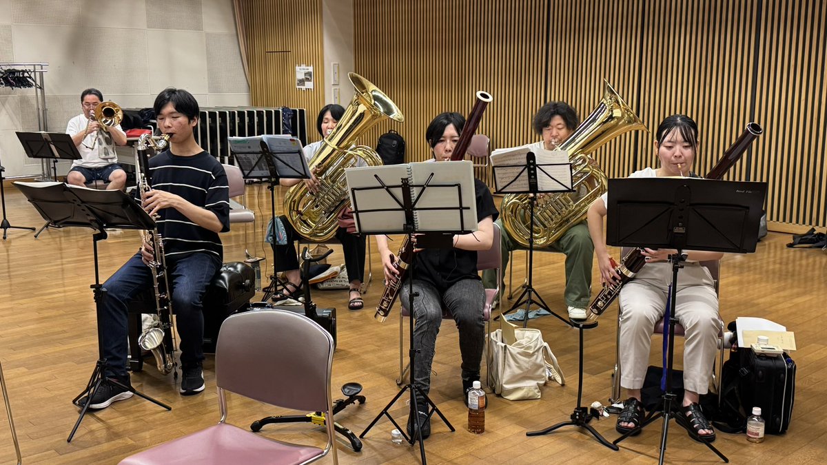 dolcewind_info's tweet photo. 昨日は『革命』スペシャル！
1時間半使って合奏をしました🎶

冷房の風より熱気が勝ったのか「アツイ‼️」と合奏が止まる度に声が漏れてしまいました😅

全国ニュースにもなるような浜松市の気温。熱中症にならないよう気をつけます💦

#浜松市  #吹奏楽  #団員募集中  #ドルチェウインドオーケストラ https://t.co/rhaBxugD4c