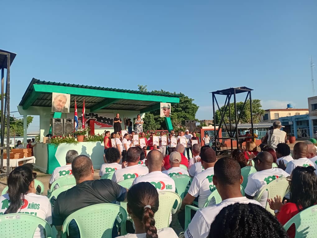 Educperla's tweet photo. #Edusur El municipio Aguada de Pasajeros fue escenario del acto provincial por el #DiaDeLaRebeldiaNacional. En él fuimos reconocidos por el trabajo que  ha desempeñado la #DPECfgos y la #DMEAguada #MiMoncadaEsLaPatria #100AñosConFidel  @CubaMined https://t.co/BZuPzG17t0