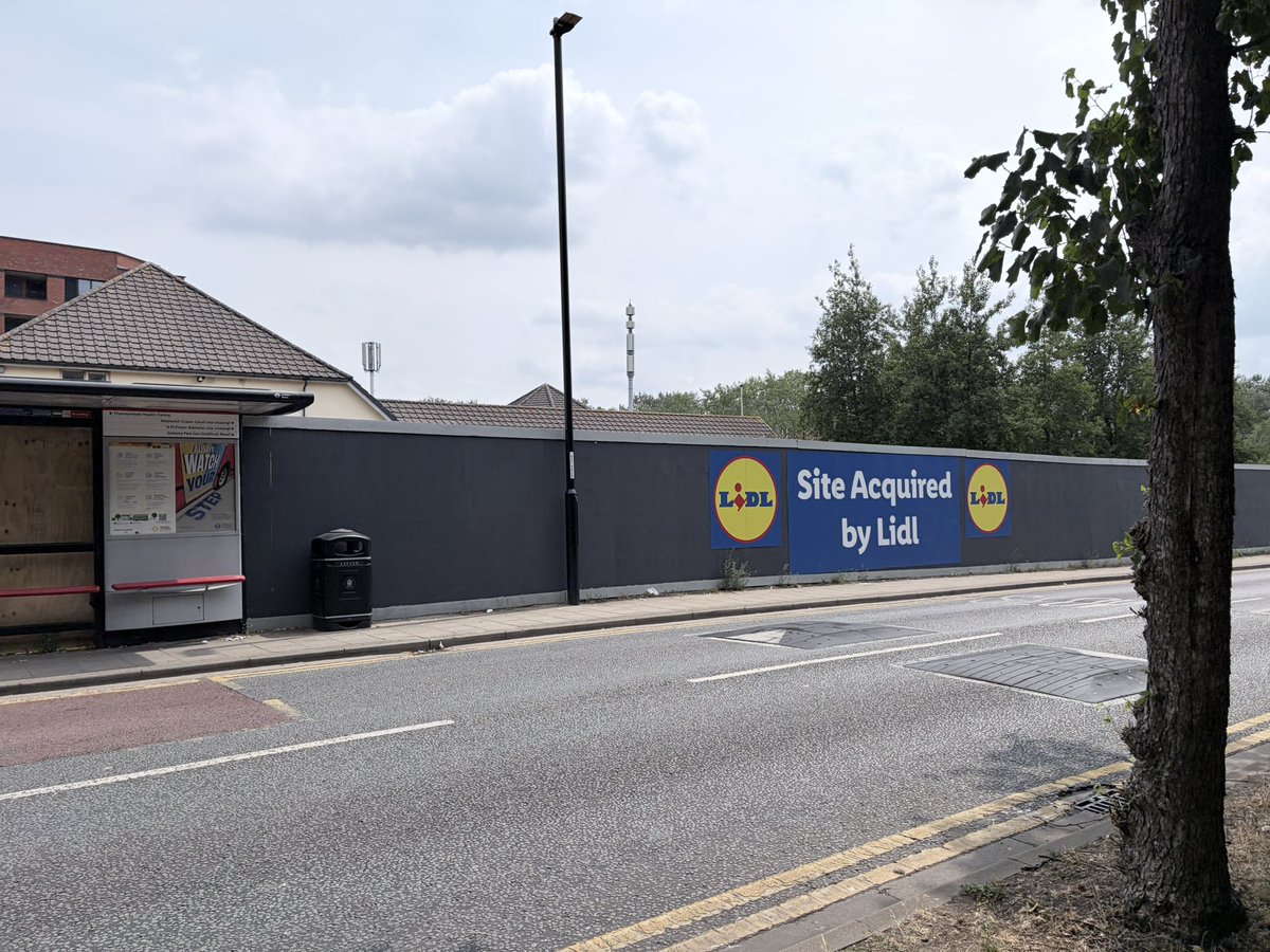 MyWoolwich's tweet photo. The #PrincessAlicePub in #Thamesmead… Covid casualty. Never reopened.
Will be a @LidlGB!
#WestThamesmead #Woolwich https://t.co/1TfpwZJBGb