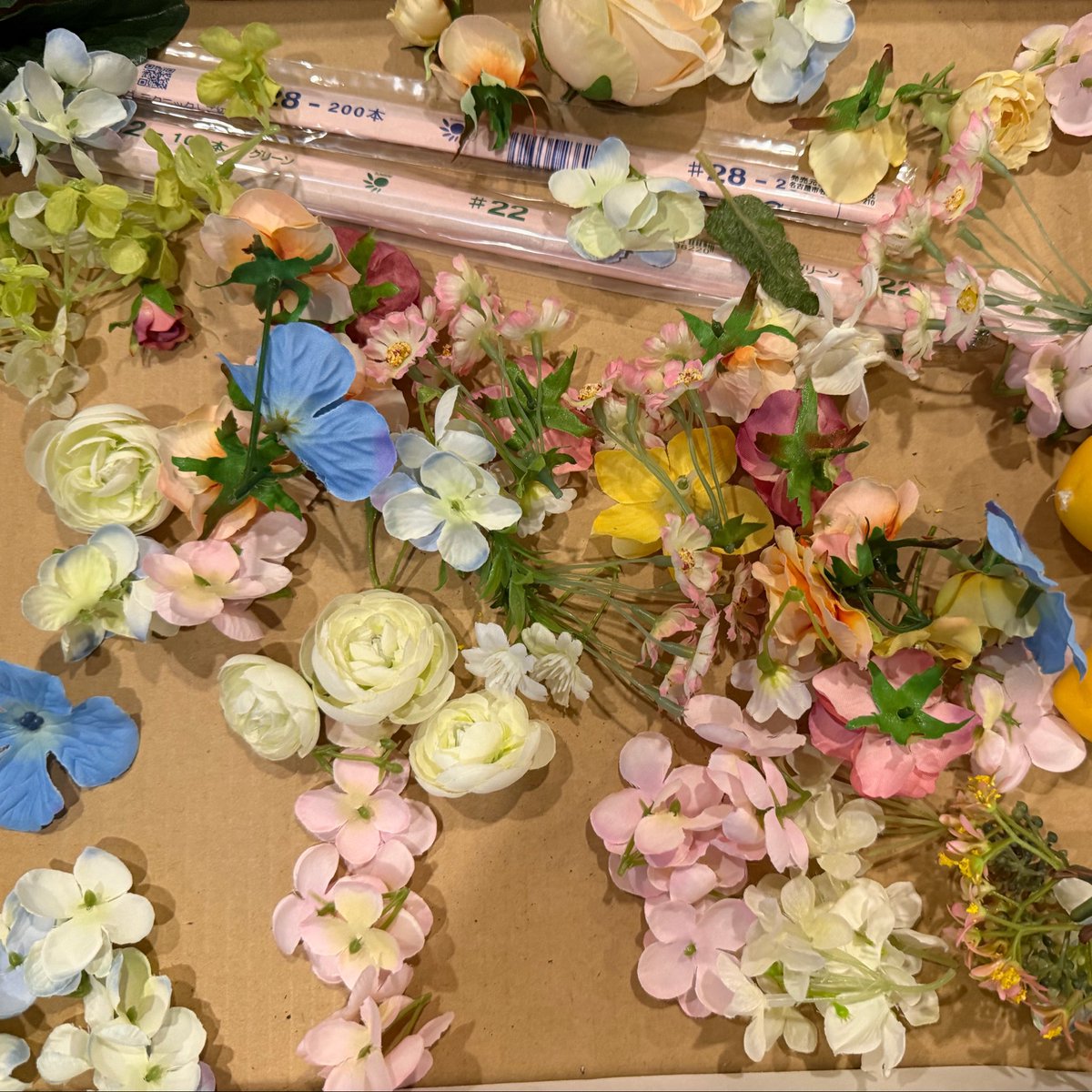 AI_think_child's tweet photo. 夏をテーマに、リース作りをしました🌻✨

ひまわりや紫陽花、リースの土台はDAISO😊

「ここにひまわりがいいかな？」
「ピンクのお花もつけよう！」

花を並べたり、少し離れて眺めたりしながら
少しずつ形になってきました🌻☺️ https://t.co/Yxlx4kf9t4