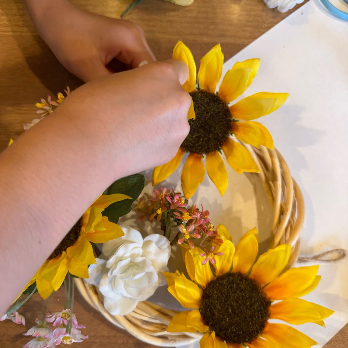 AI_think_child's tweet photo. 夏をテーマに、リース作りをしました🌻✨

ひまわりや紫陽花、リースの土台はDAISO😊

「ここにひまわりがいいかな？」
「ピンクのお花もつけよう！」

花を並べたり、少し離れて眺めたりしながら
少しずつ形になってきました🌻☺️ https://t.co/Yxlx4kf9t4
