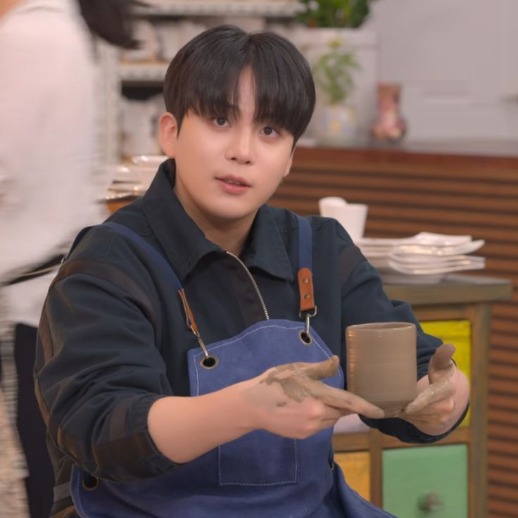 dailyjonghands's tweet photo. he looks so proud of himself and the cup he made https://t.co/t7NO9pegKO