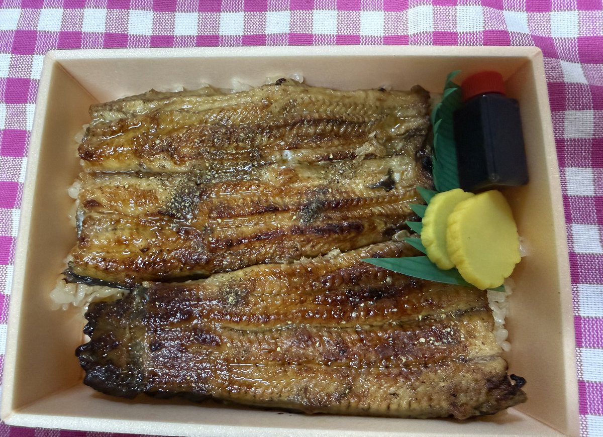 MT_rushi's tweet photo. 今日は土用の丑の日でしたね〜
いつもの鰻屋さん
日曜休みなので、今日はテイクアウトで
お昼ごはんに鰻のお弁当を
美味しくいただきました😋
ご馳走様でした💕
#土用の丑の日 #鰻 https://t.co/l9yParBdme