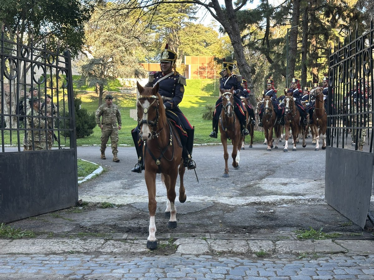 Granaderosarg's tweet photo. El Regimiento ya salió rumbo a la rural de Palermo 🐴🇦🇷

 #Granaderos  #SomosPatria #HerederosDelLibertador #UnRegimientoConHistoria #SomosHistoriaViva https://t.co/rPQQ5hF0ZA