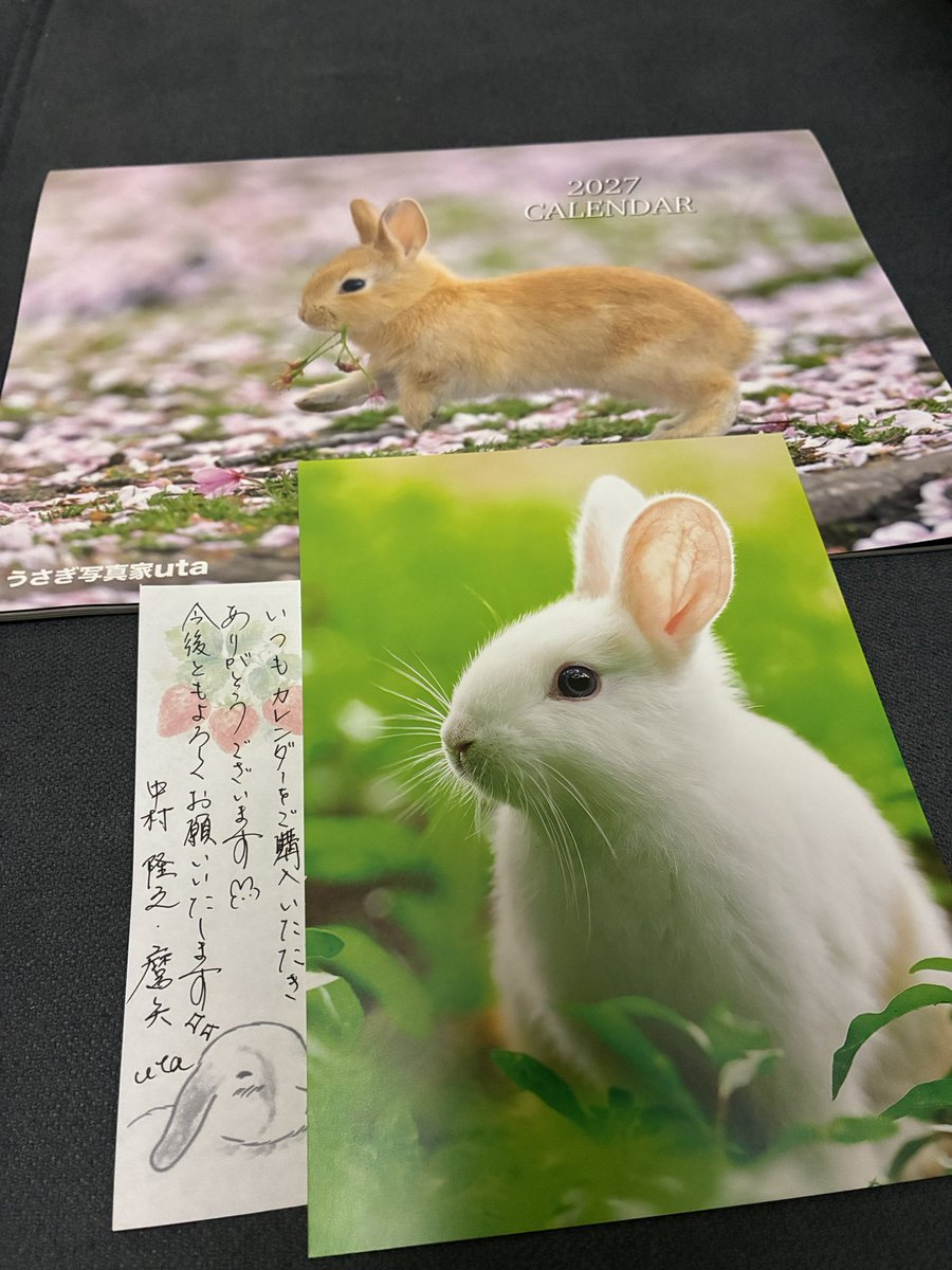 Tomoru6_6's tweet photo. 数日前に届いていた
@utajima さんのカレンダーを今日やっとゆっくり見られました♪
写真はもちろん可愛さ満載なんですが、添えられたコメントがほっこりあったかくて、絵本を読んでるような気持ちになります
今年の表紙と裏表紙のうさぎさんが、うちの子たちと似た色なのも個人的にうれしい☺️ https://t.co/arz5Q6JPr0