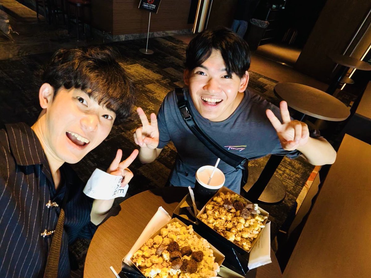 ryota7_official's tweet photo. まなと✨と一緒に

109プレミアムシネマ🎥
Screen Xで
『Michael /マイケル』
観に行ってきました🎬

マイケルのライブシーンなどは
3面ワイドビューで
臨場感・音響（坂本龍一氏監修）
も最高でした🎞️

ポップコーン🍿と
ソフトドリンク🥤も飲み放題でした！ https://t.co/UIvguFmXGi