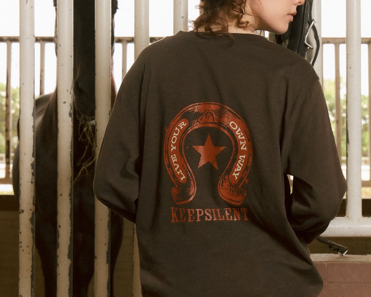 Orm_TW's tweet photo. 2026.07.26 https://t.co/GQI0diRA76 IG Post update（1）

The cowboy wasn't remembered for following the crowd. They were remembered for choosing their own path.

Live your own way.

Own it in the Horseshoe Long Sleeve Tee.

Available on our website on July 31 at 9:00 AM.

#KEEPSILENT #KEEPSILENT_INVISIBLEFENCE

#KEEPSILENT #KeepSilentCo
#OrmKornnaphat #ออมกรณ์นภัส
@ormmormm