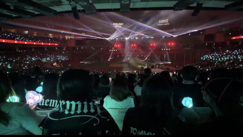 Nadlyssabi's tweet photo. Amigos tengo miedo, Taemin básicamente acaba de llenar un estadio, tendremos que luchar en el tour para poder verlo. Estoy feliz por él pero con miedo jajaja https://t.co/PM76sciDwe
