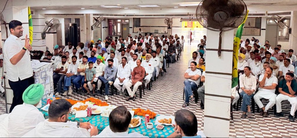 DVJChautala's tweet photo. आज मेरे विधानसभा हल्के डबवाली की अग्रवाल सभा में BLA-2 कार्यकर्ताओं की महत्वपूर्ण बैठक उत्साह और जोश के साथ संपन्न हुई।

बैठक में हरियाणा के पूर्व उपमुख्यमंत्री भाई दुष्यंत चौटाला जी एवं जेजेपी प्रदेश अध्यक्ष बृज शर्मा जी सहित पार्टी के वरिष्ठ नेताओं ने कार्यकर्ताओं को संबोधित किया और संगठन को बूथ स्तर तक और अधिक मजबूत बनाने का आह्वान किया।

डबवाली विधानसभा हलके के सभी 213 बूथों से BLA-2 कार्यकर्ताओं की शत-प्रतिशत उपस्थिति संगठन की मजबूती और कार्यकर्ताओं के समर्पण का स्पष्ट प्रमाण है। हर बूथ की मजबूत भागीदारी ने आगामी चुनावों के लिए कार्यकर्ताओं के उत्साह, एकजुटता और संकल्प को और मजबूती दी।