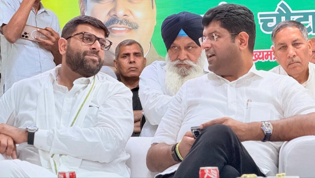 DVJChautala's tweet photo. आज मेरे विधानसभा हल्के डबवाली की अग्रवाल सभा में BLA-2 कार्यकर्ताओं की महत्वपूर्ण बैठक उत्साह और जोश के साथ संपन्न हुई।

बैठक में हरियाणा के पूर्व उपमुख्यमंत्री भाई दुष्यंत चौटाला जी एवं जेजेपी प्रदेश अध्यक्ष बृज शर्मा जी सहित पार्टी के वरिष्ठ नेताओं ने कार्यकर्ताओं को संबोधित किया और संगठन को बूथ स्तर तक और अधिक मजबूत बनाने का आह्वान किया।

डबवाली विधानसभा हलके के सभी 213 बूथों से BLA-2 कार्यकर्ताओं की शत-प्रतिशत उपस्थिति संगठन की मजबूती और कार्यकर्ताओं के समर्पण का स्पष्ट प्रमाण है। हर बूथ की मजबूत भागीदारी ने आगामी चुनावों के लिए कार्यकर्ताओं के उत्साह, एकजुटता और संकल्प को और मजबूती दी।