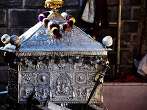 singhc5191's tweet photo. 🕉️ ॥ जय महासू देवता ॥ 🕉️

उत्तराखंड के देहरादून जनपद के हनोल गाँव में स्थित महासू देवता मंदिर श्रद्धा, न्याय और लोकआस्था का अद्वितीय केंद्र है। हिमालय की सुरम्य वादियों के बीच स्थित यह प्राचीन मंदिर अपनी पारंपरिक काठ-कुणी स्थापत्य शैली और दिव्य वातावरण के लिए प्रसिद्ध है। महासू देवता को क्षेत्र के रक्षक, न्याय के देवता और जनकल्याणकारी देव के रूप में पूजा जाता है।

यह पावन धाम हमें धर्म, सत्य और न्याय के मार्ग पर चलने की प्रेरणा देता है। यहाँ आने वाला प्रत्येक श्रद्धालु आस्था, शांति और आध्यात्मिक ऊर्जा का अनुभव करता है।

महासू देवता की कृपा से सभी के जीवन में सुख, समृद्धि, न्याय और मंगल का वास हो। 🙏

जय महासू देवता 🚩
 जय देवभूमि उत्तराखंड 🙏