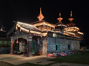 singhc5191's tweet photo. 🕉️ ॥ जय महासू देवता ॥ 🕉️

उत्तराखंड के देहरादून जनपद के हनोल गाँव में स्थित महासू देवता मंदिर श्रद्धा, न्याय और लोकआस्था का अद्वितीय केंद्र है। हिमालय की सुरम्य वादियों के बीच स्थित यह प्राचीन मंदिर अपनी पारंपरिक काठ-कुणी स्थापत्य शैली और दिव्य वातावरण के लिए प्रसिद्ध है। महासू देवता को क्षेत्र के रक्षक, न्याय के देवता और जनकल्याणकारी देव के रूप में पूजा जाता है।

यह पावन धाम हमें धर्म, सत्य और न्याय के मार्ग पर चलने की प्रेरणा देता है। यहाँ आने वाला प्रत्येक श्रद्धालु आस्था, शांति और आध्यात्मिक ऊर्जा का अनुभव करता है।

महासू देवता की कृपा से सभी के जीवन में सुख, समृद्धि, न्याय और मंगल का वास हो। 🙏

जय महासू देवता 🚩
 जय देवभूमि उत्तराखंड 🙏