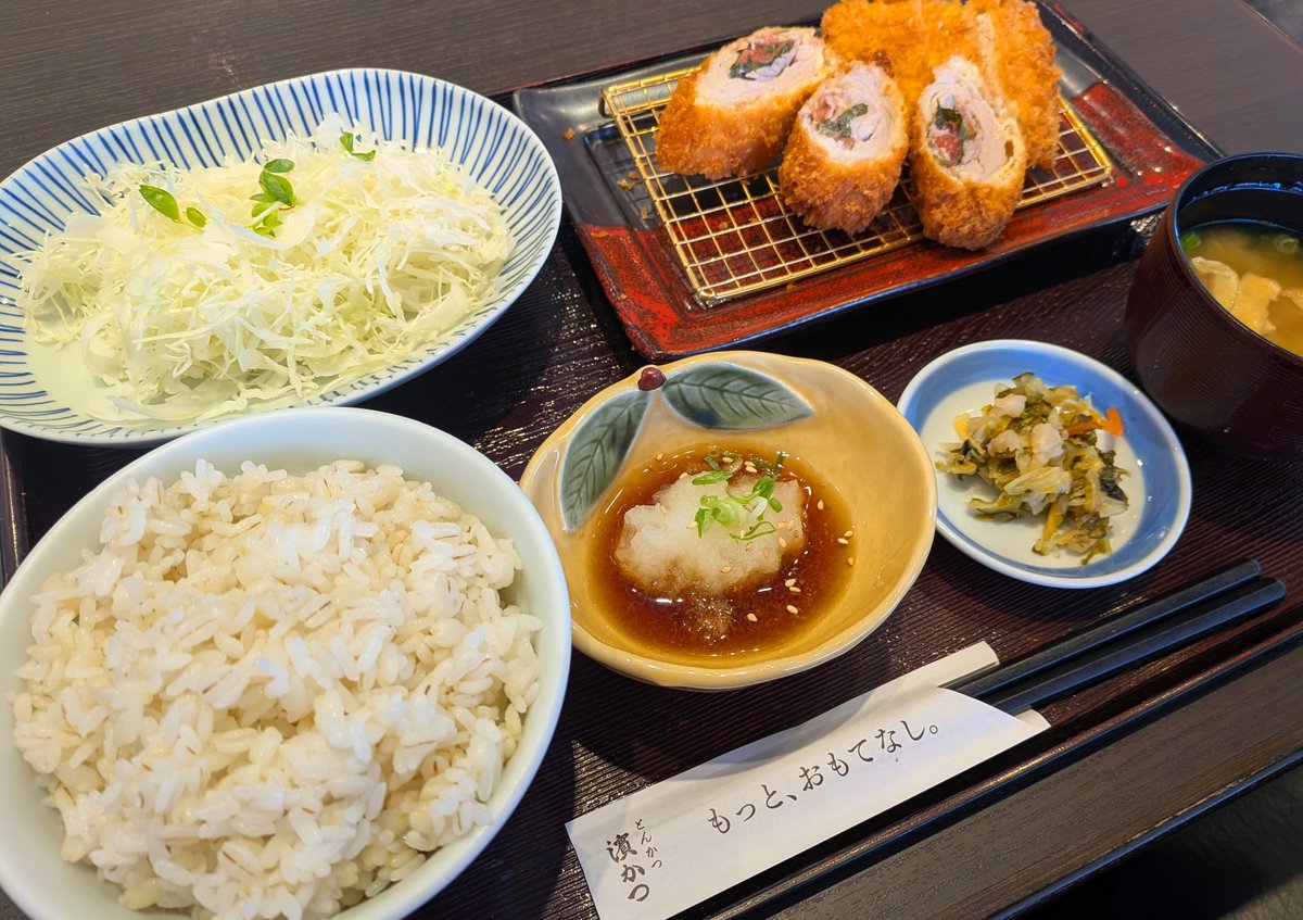 Lu_pink1111's tweet photo. バテ気味の夏はカツやろ！！！
ってことで、
ガッツリ食べに行ってきた。

千切りキャベツにドレッシングも
こっそり楽しみなんだよなあ。

梅しそ最高だ。
麦ご飯は大盛り(´・∀・｀)ﾍｯ

#濱かつ https://t.co/Uz88qwhie3